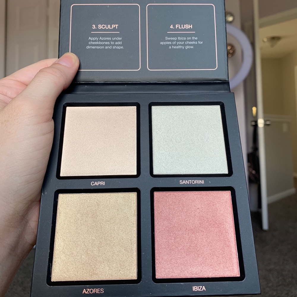 Huda beauty 3D highlighter palette in Pink Sands